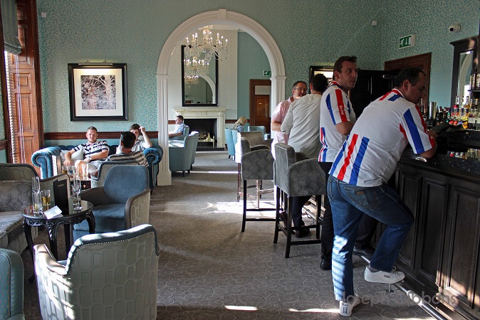 Our Galati friends ordering a drink