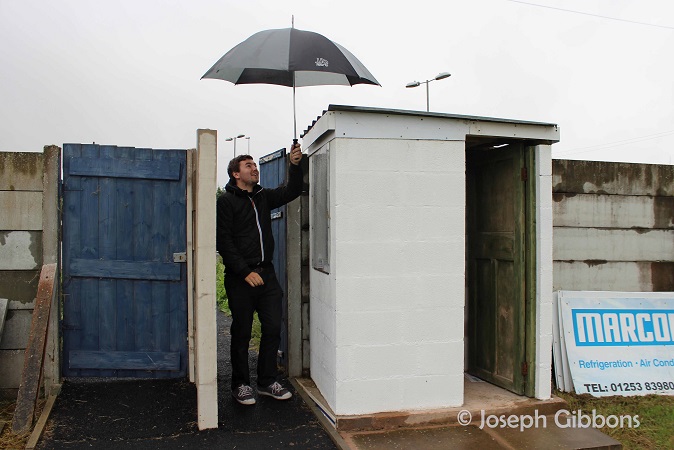 Entrance not fit for umbrella admission